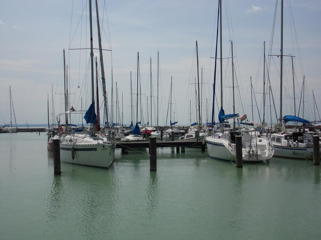 Hotel Kenese Balatonkenese Exteriör bild