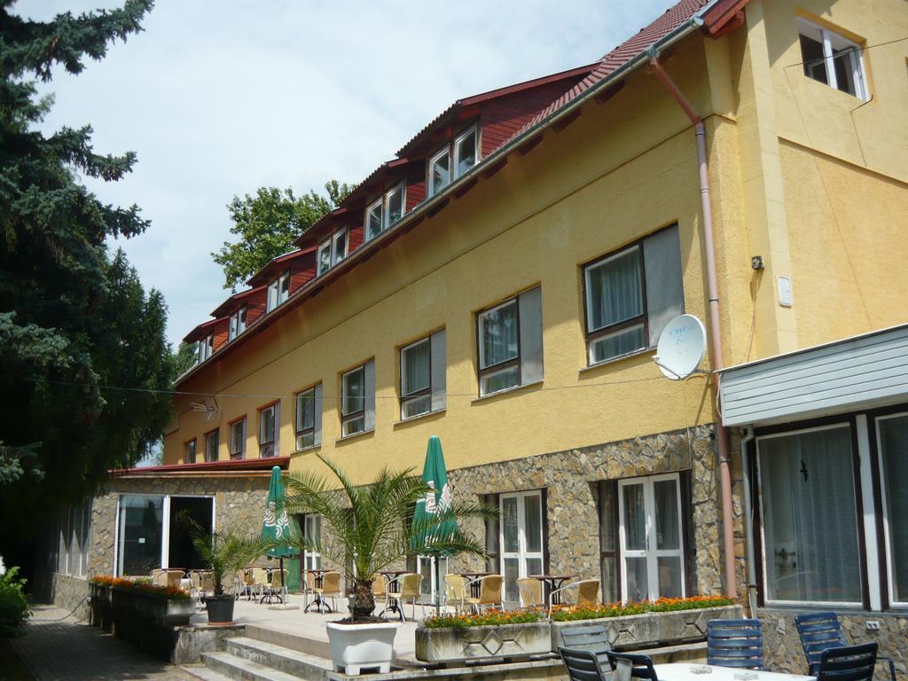 Hotel Kenese Balatonkenese Exteriör bild