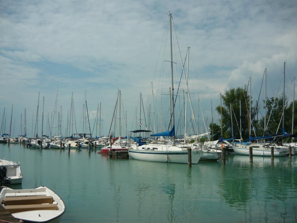 Hotel Kenese Balatonkenese Exteriör bild