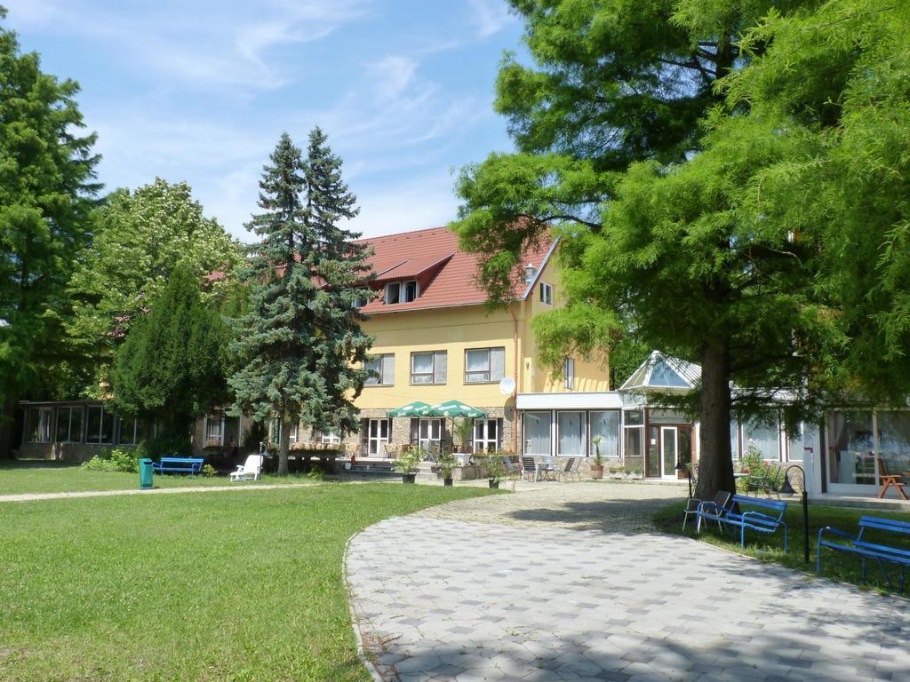 Hotel Kenese Balatonkenese Exteriör bild