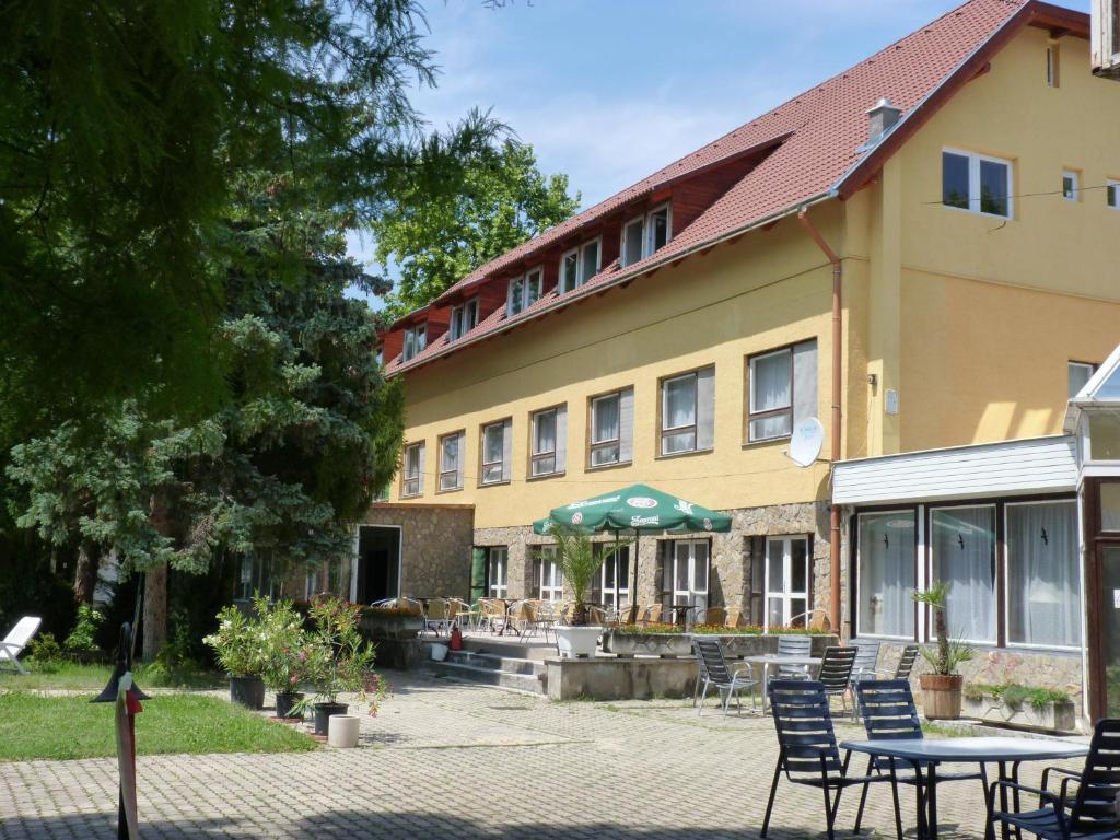 Hotel Kenese Balatonkenese Exteriör bild